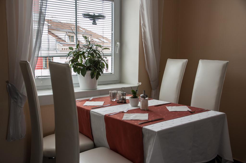 Hotel Omega Brno Buitenkant foto