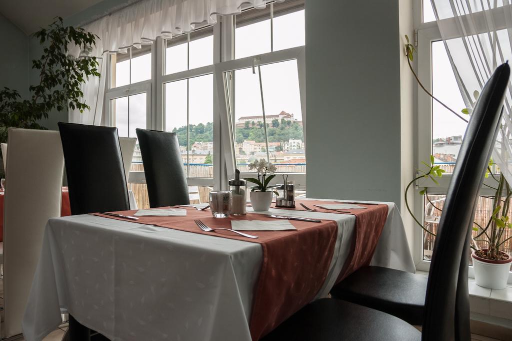 Hotel Omega Brno Buitenkant foto