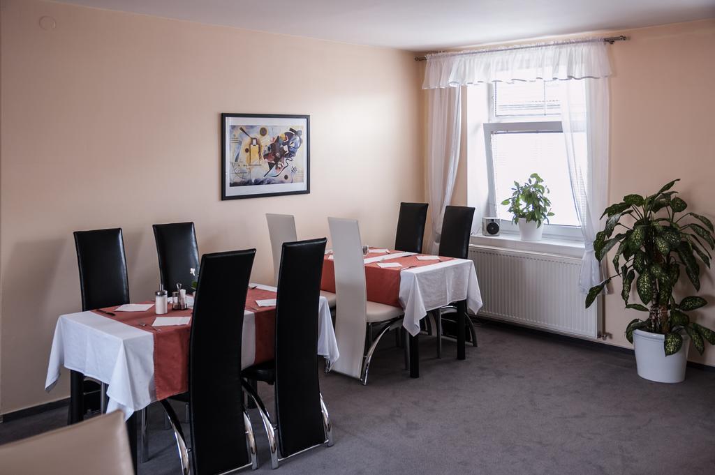 Hotel Omega Brno Buitenkant foto