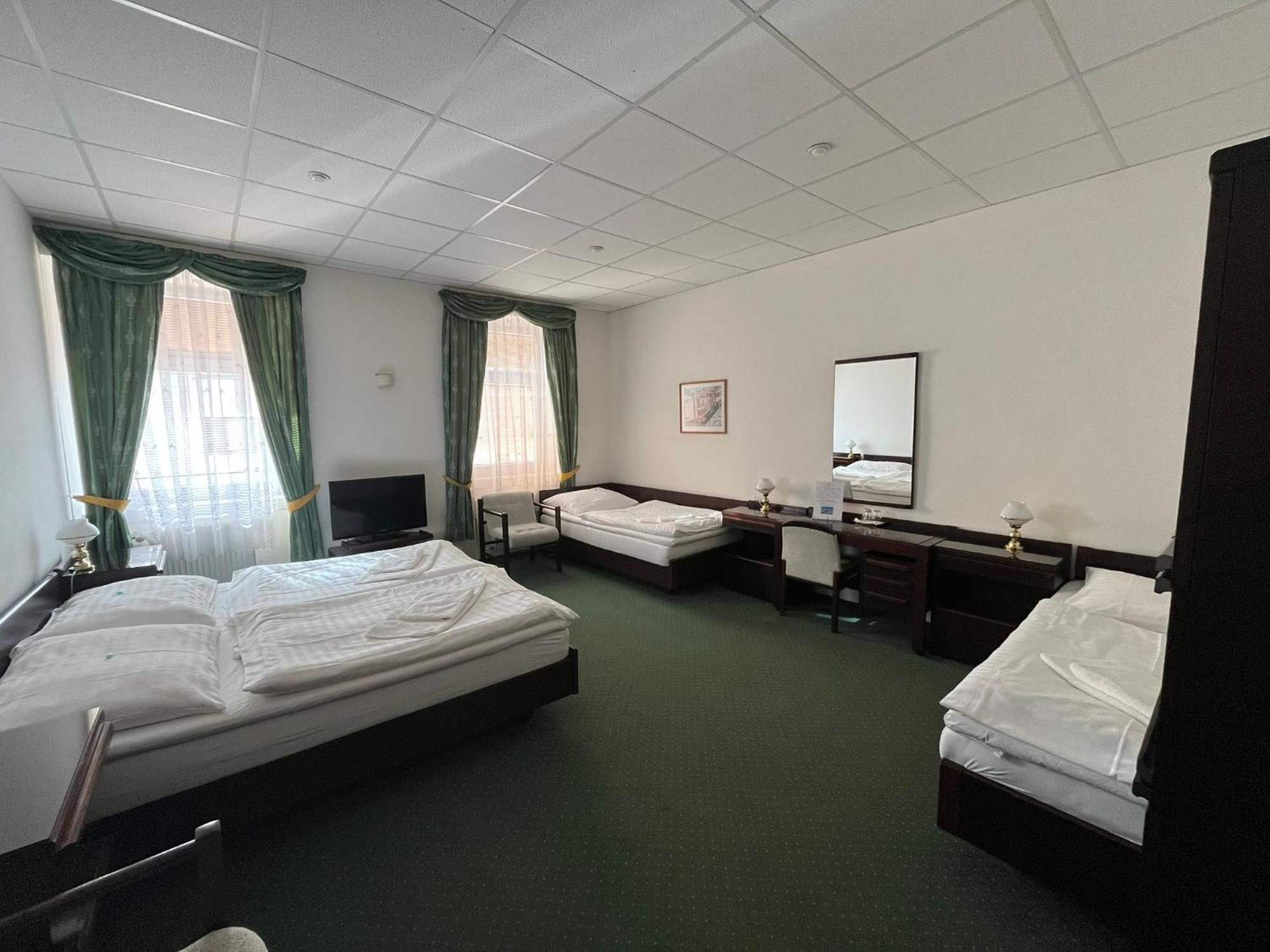 Hotel Omega Brno Buitenkant foto