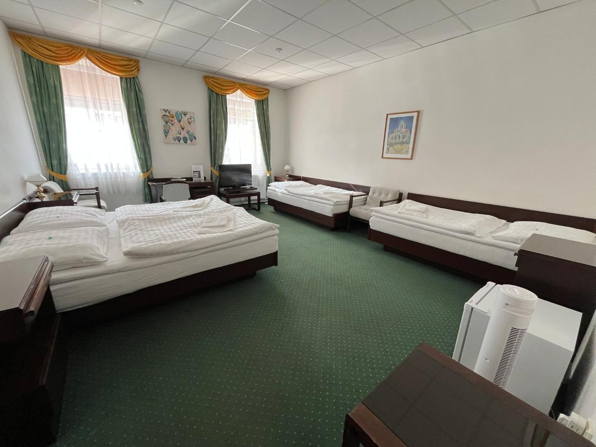 Hotel Omega Brno Buitenkant foto
