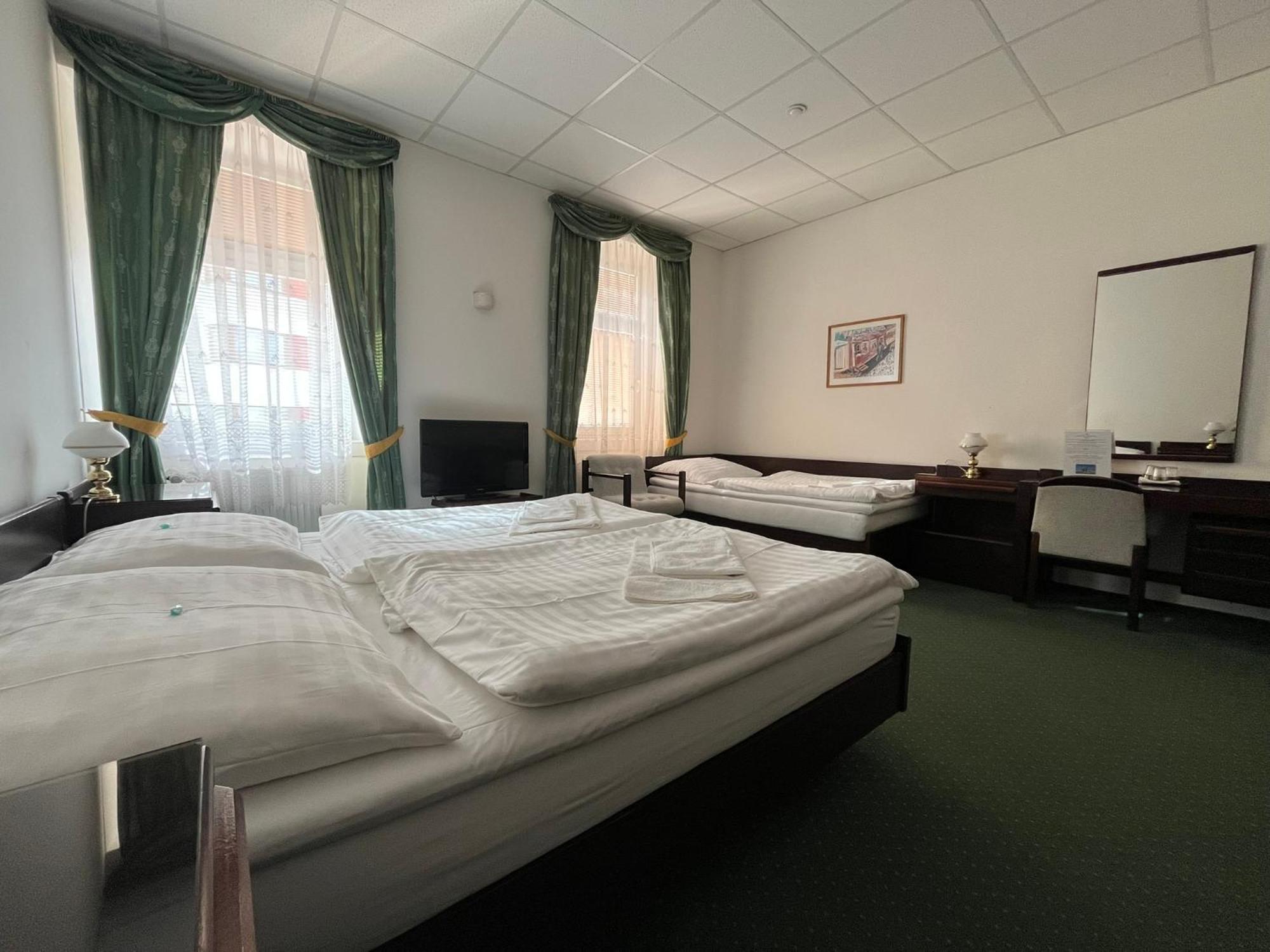 Hotel Omega Brno Buitenkant foto