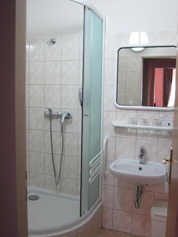 Hotel Omega Brno Buitenkant foto